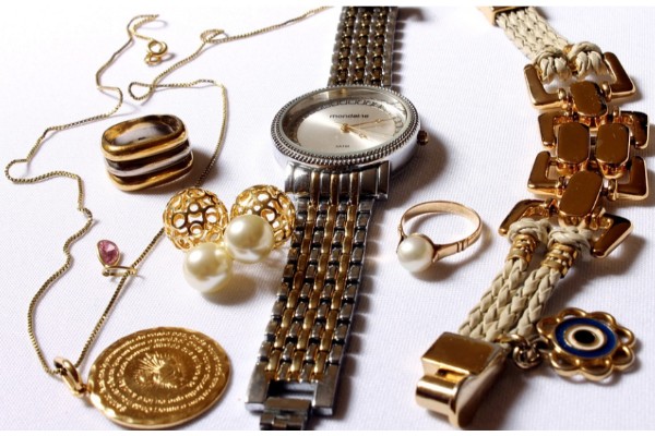 how to clean tarnished jewelry