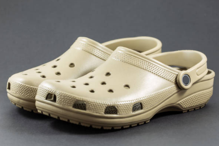 how to clean white crocs